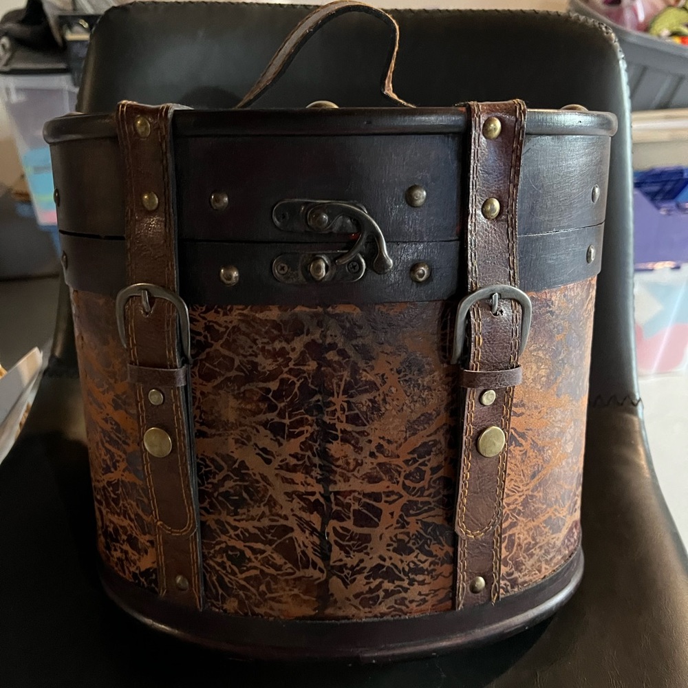 Vintage brown decorative case w working latch.
